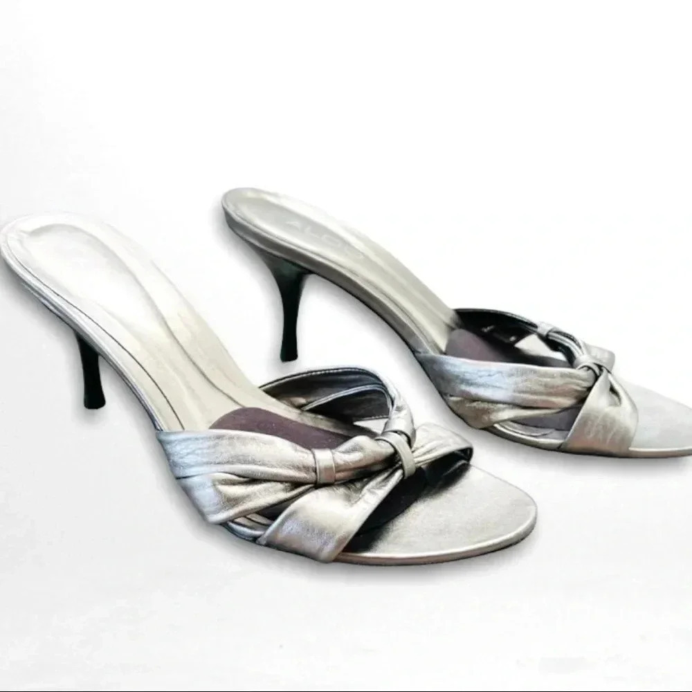 ALDO WHITE GOLD LEATHER FLIP SANDALS KITTEN HEELS BOW IN FRONT SLIP ON 39
